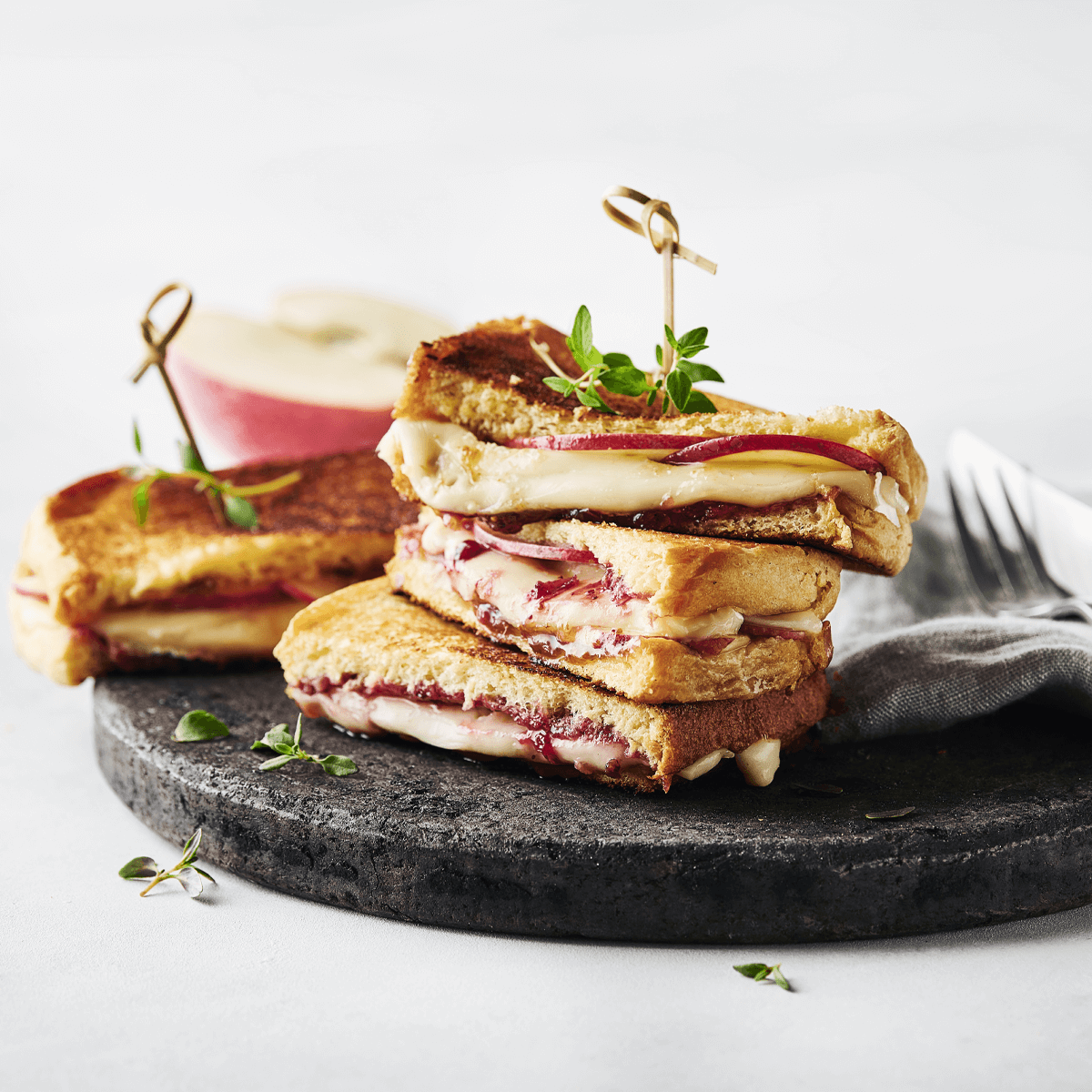 Grilled Brie Sandwich with Apples and Figs - Emborg