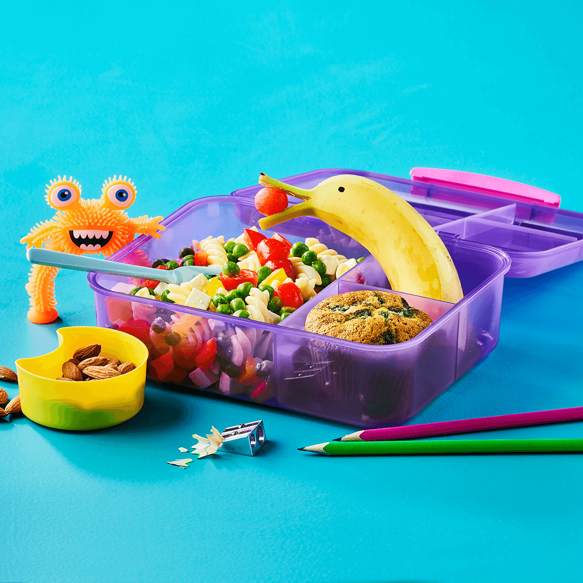 Lunch Box with Pasta Salad and Blueberry Muffin - Emborg 