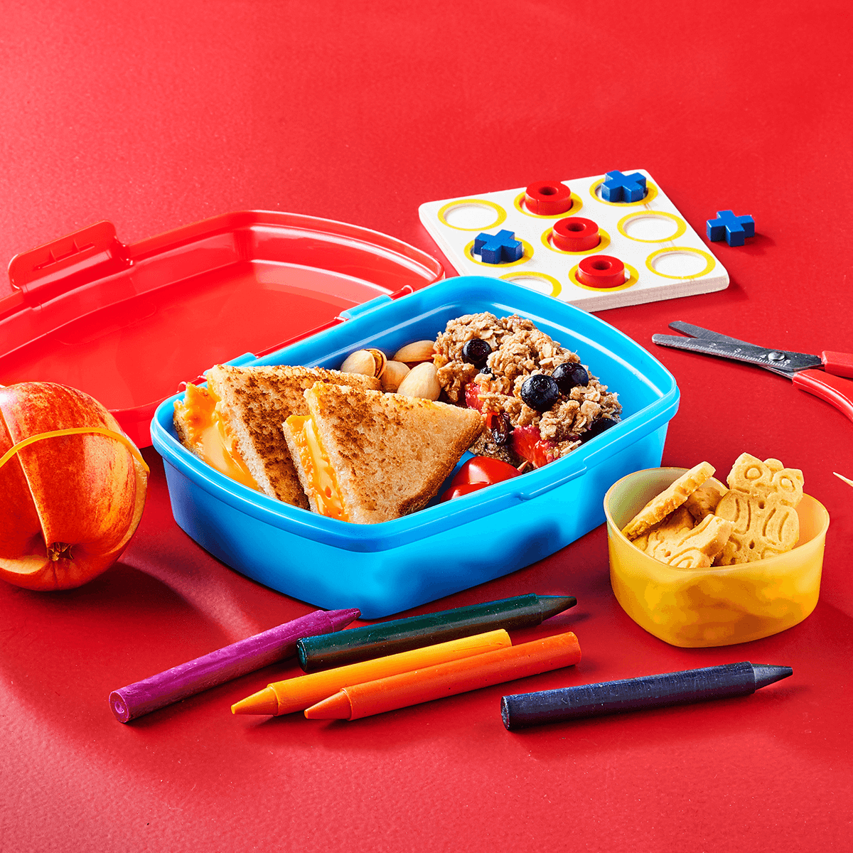 Lunch box with Grilled Cheese and Granola Bars - Emborg 