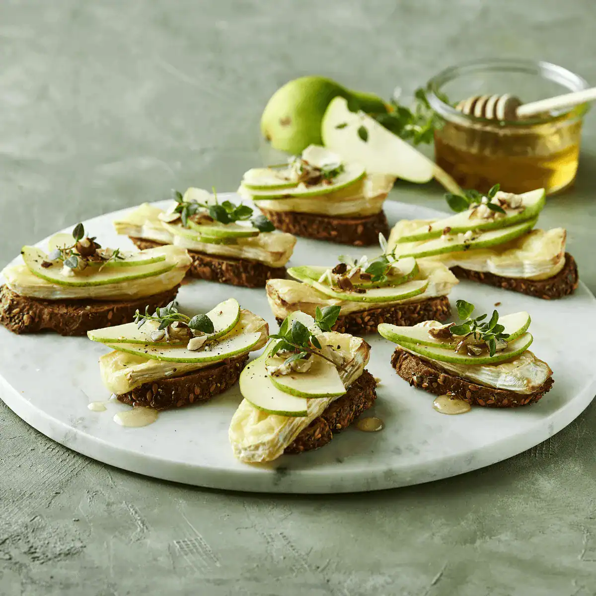 Tasty Bruschetta with Pear, Thyme and Honey - Emborg Philippines