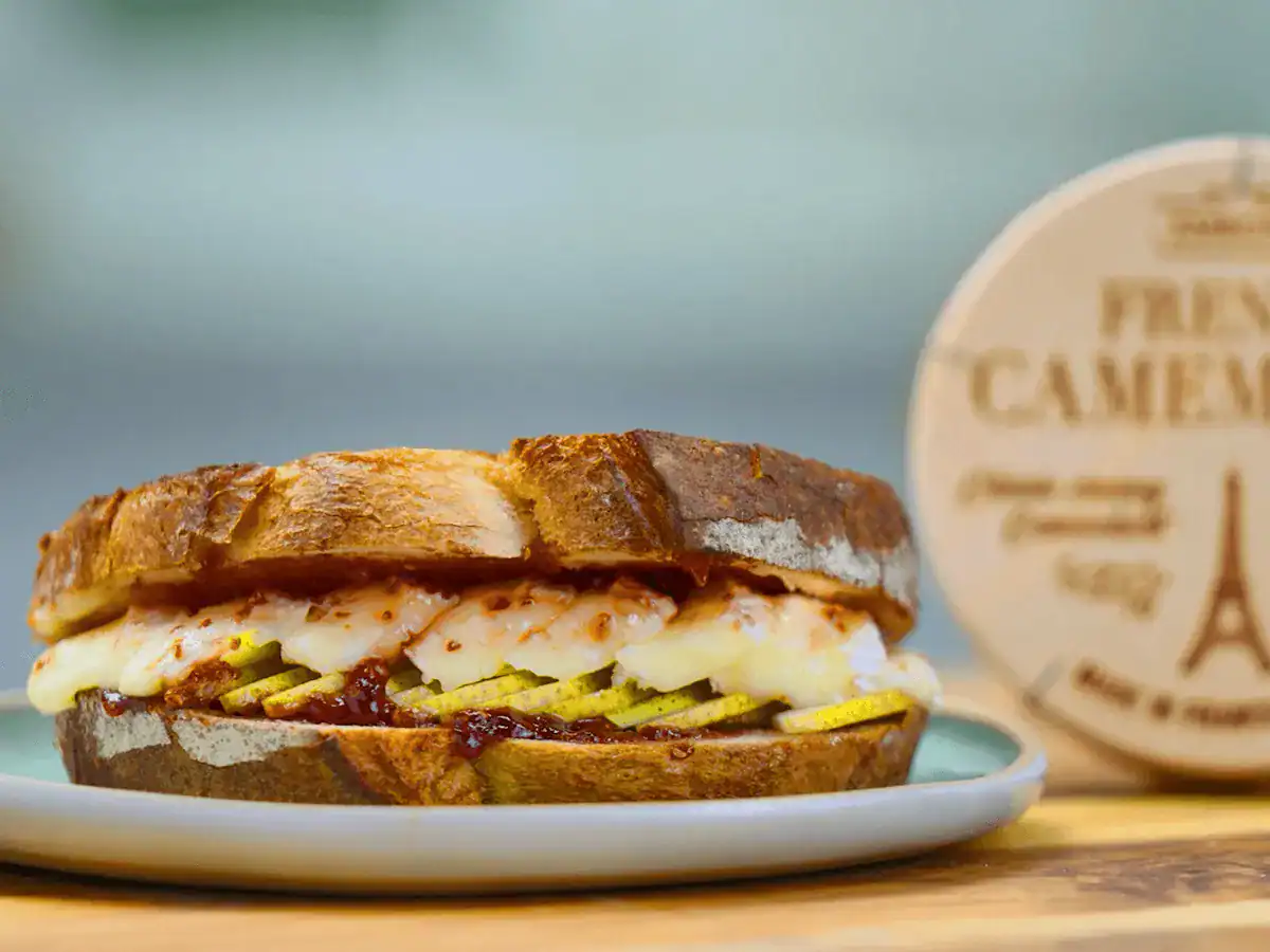 Camembert Toastie with Pear and Raspberry - Emborg 