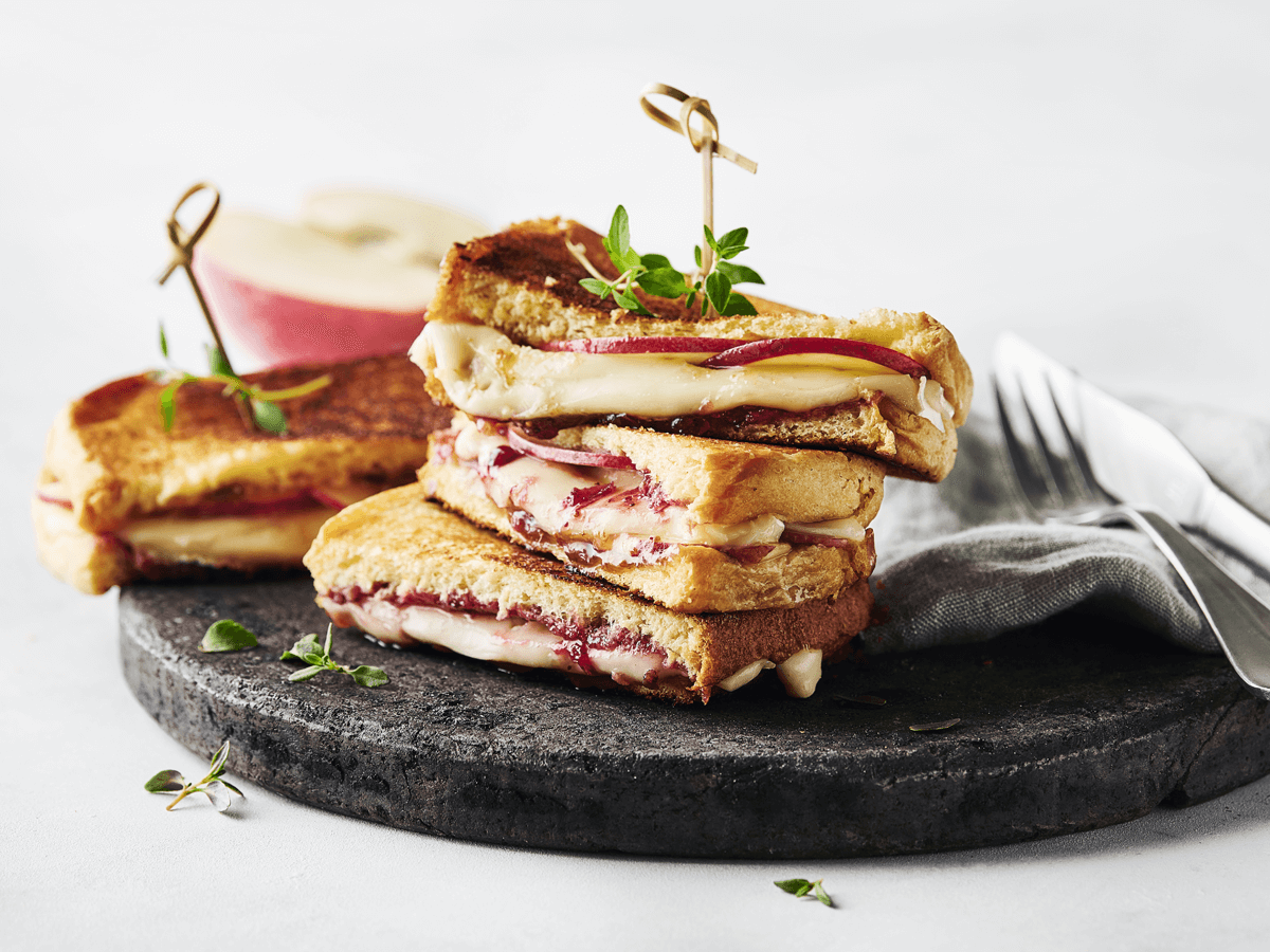 Grilled Brie Sandwich with Apples and Figs - Emborg