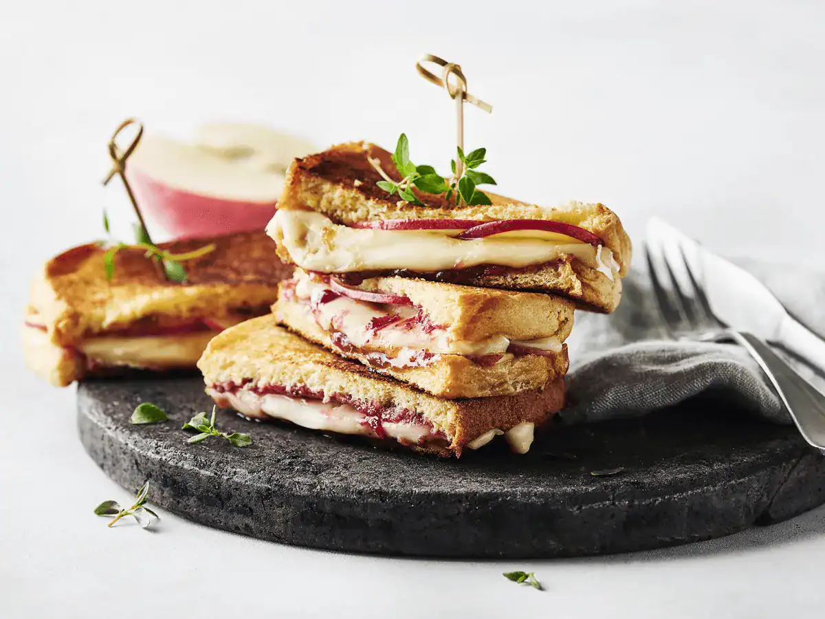 Grilled Brie Sandwich with Apples and Figs - Emborg