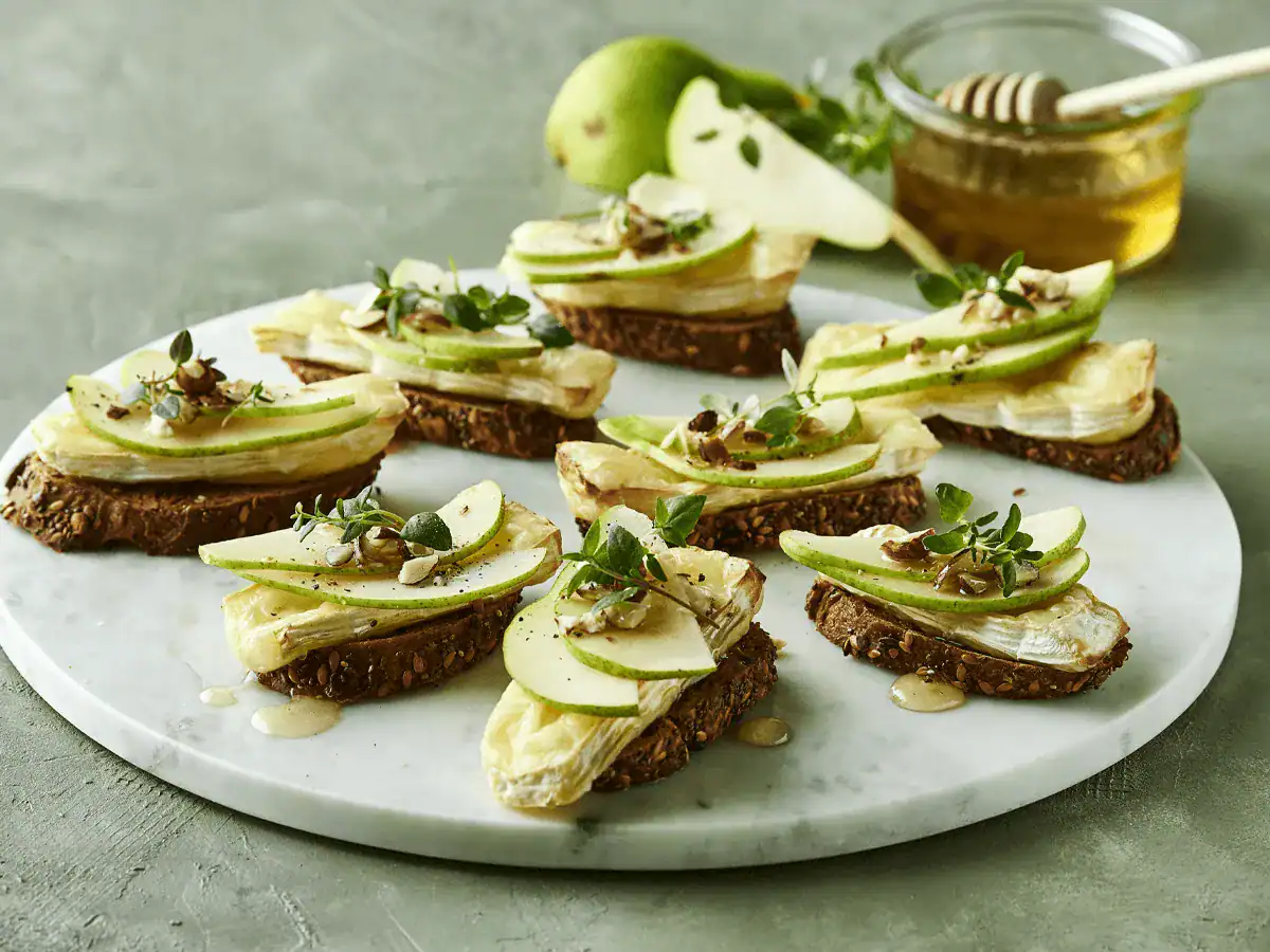Tasty Bruschetta with Pear, Thyme and Honey - Emborg Philippines