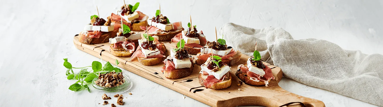 Brie, Cranberry and Prosciutto Crostini with Balsamic Glaze - Emborg 