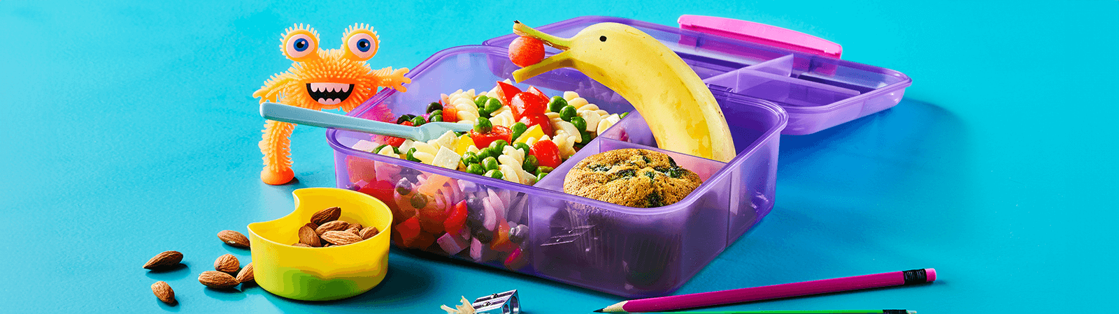Lunch Box with Pasta Salad and Blueberry Muffin - Emborg 