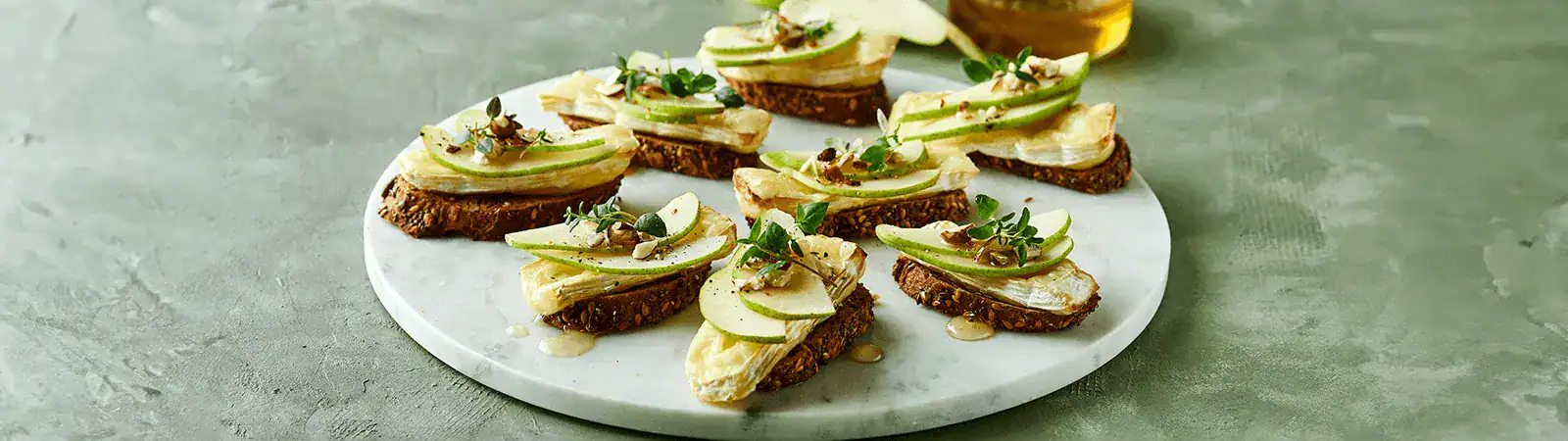 Tasty Bruschetta with Pear, Thyme and Honey - Emborg Philippines