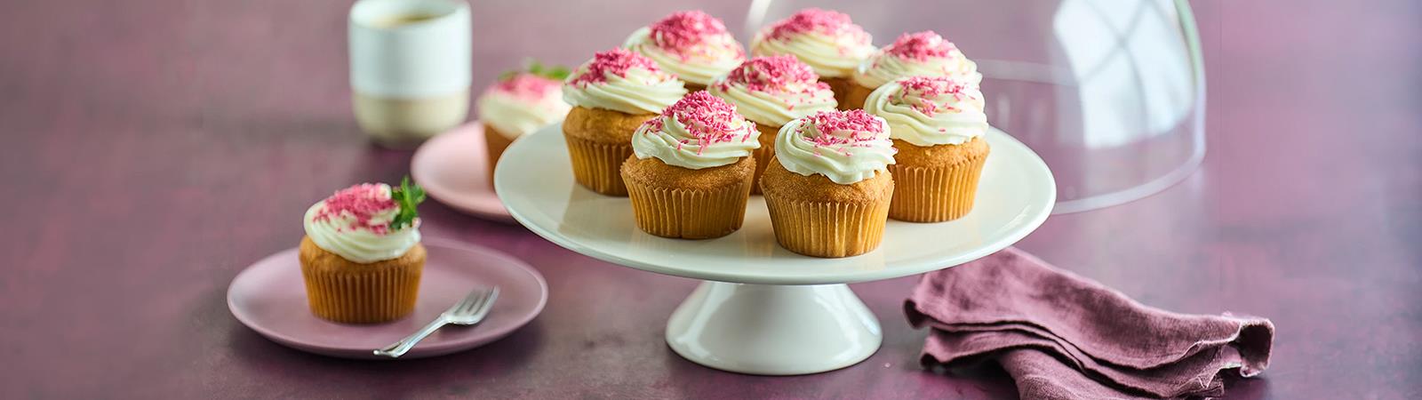 Easy Vanilla Birthday Cupcakes - Emborg 