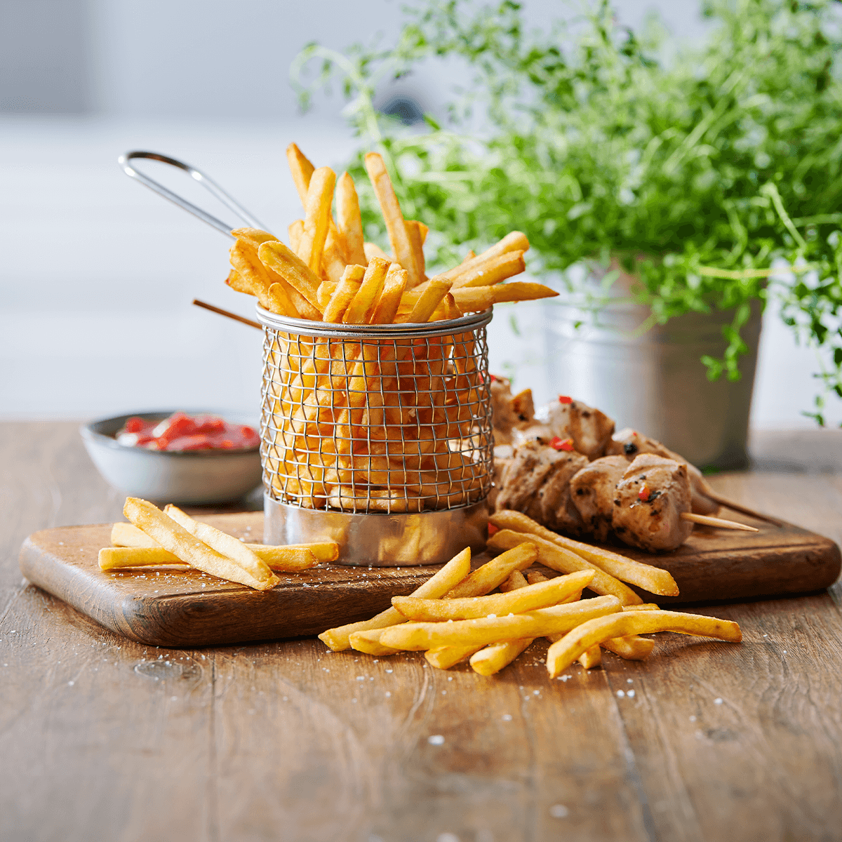 Chicken Skewers with French Fries - Emborg 