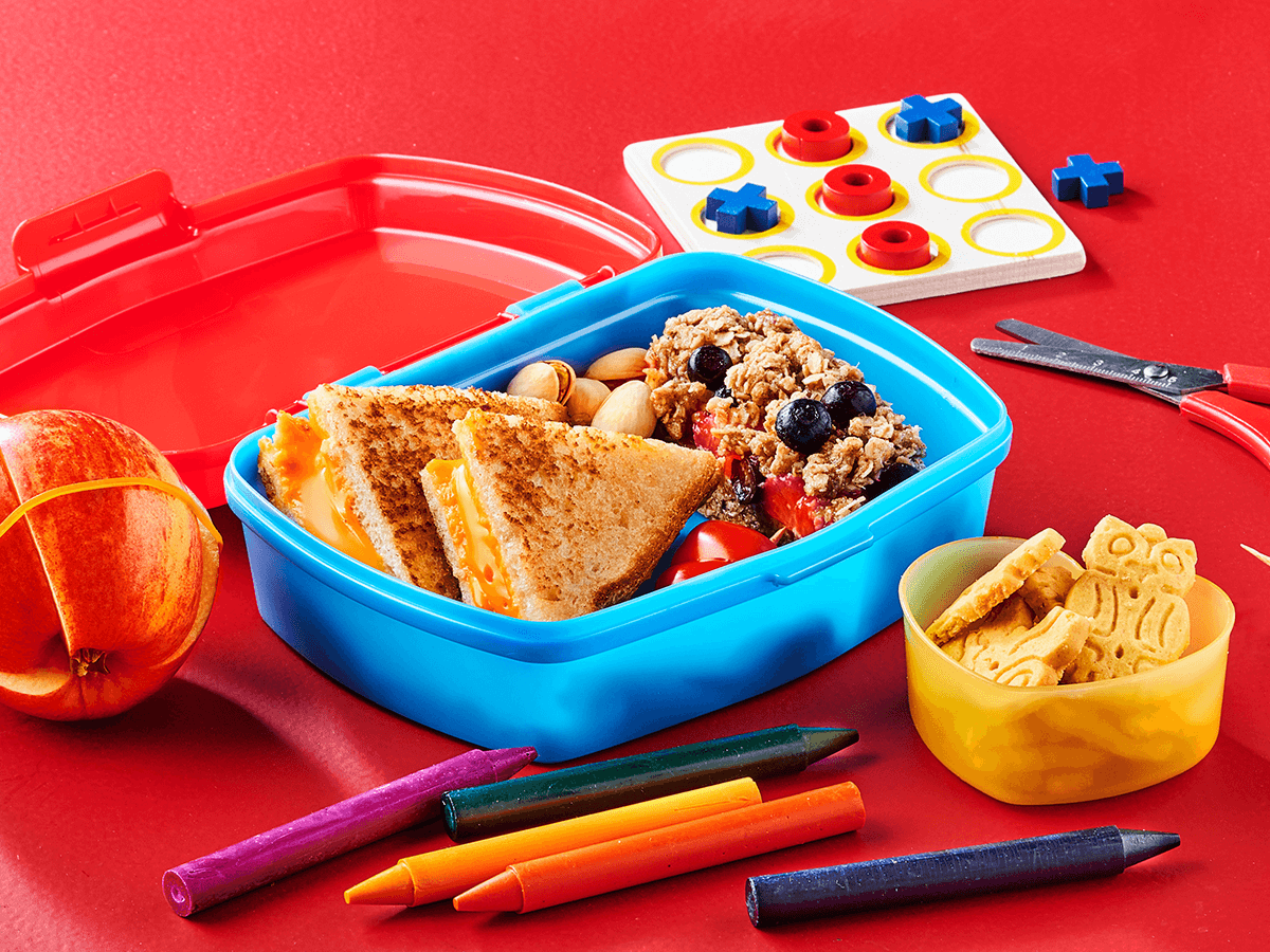 Lunch box with Grilled Cheese and Granola Bars - Emborg 