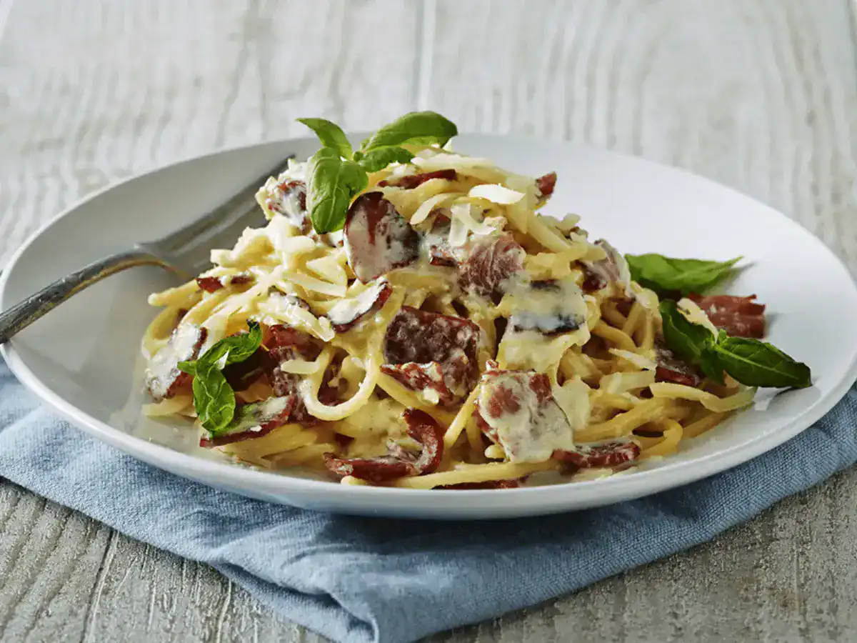 Creamy Spaghetti Carbonara Recipe - Emborg Philippines
