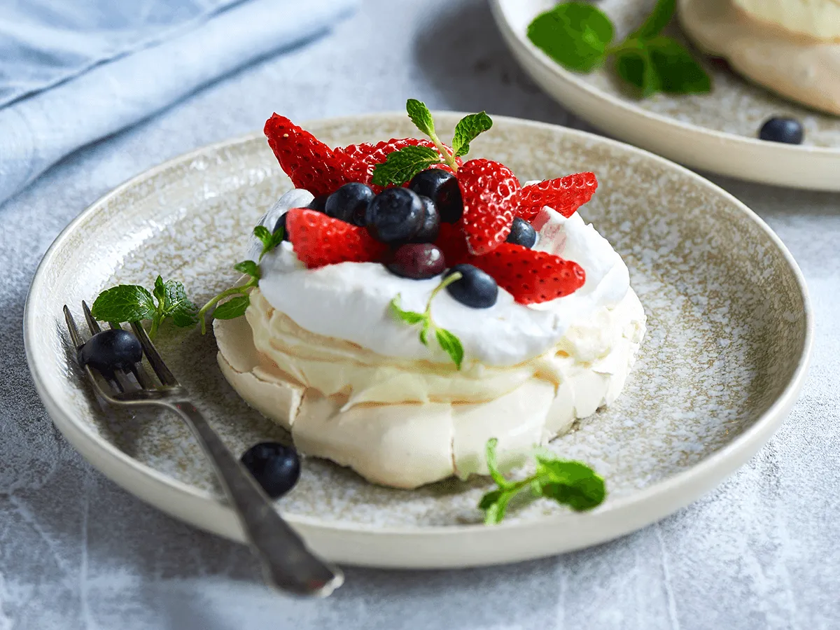Pavlova with Berries - Emborg 
