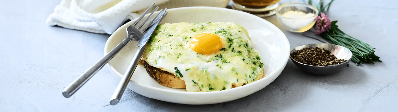 Cheesy Fried Eggs - Emborg 