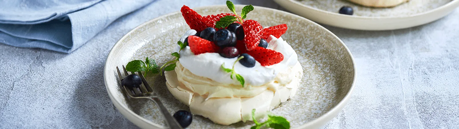 Pavlova with Berries - Emborg 