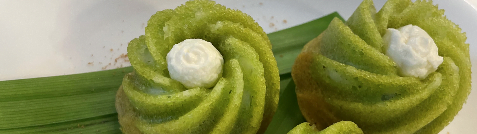 Steamed Pandan Cheesecake Kaswi - Emborg