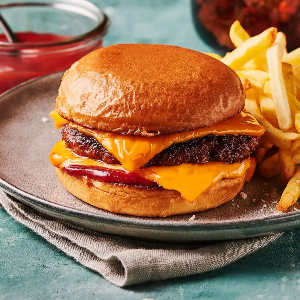 Smashed Oklahoma Burger with Sriracha Mayo - Emborg 