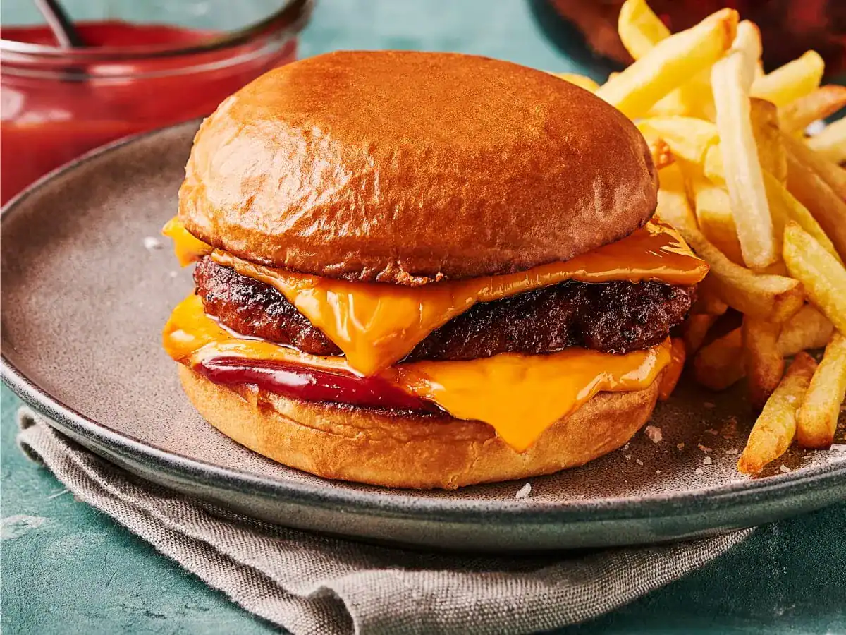 Smashed Oklahoma Burger with Sriracha Mayo - Emborg 