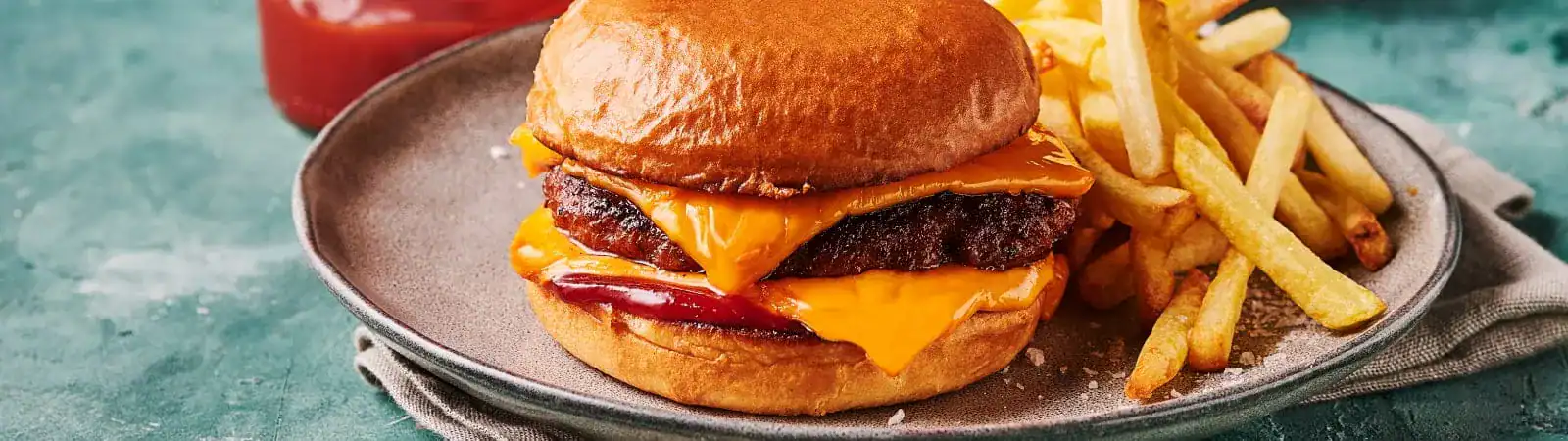 Smashed Oklahoma Burger with Sriracha Mayo - Emborg 