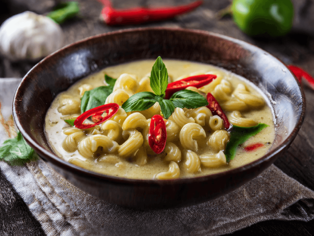 Creamy Green Curry Pasta - Emborg