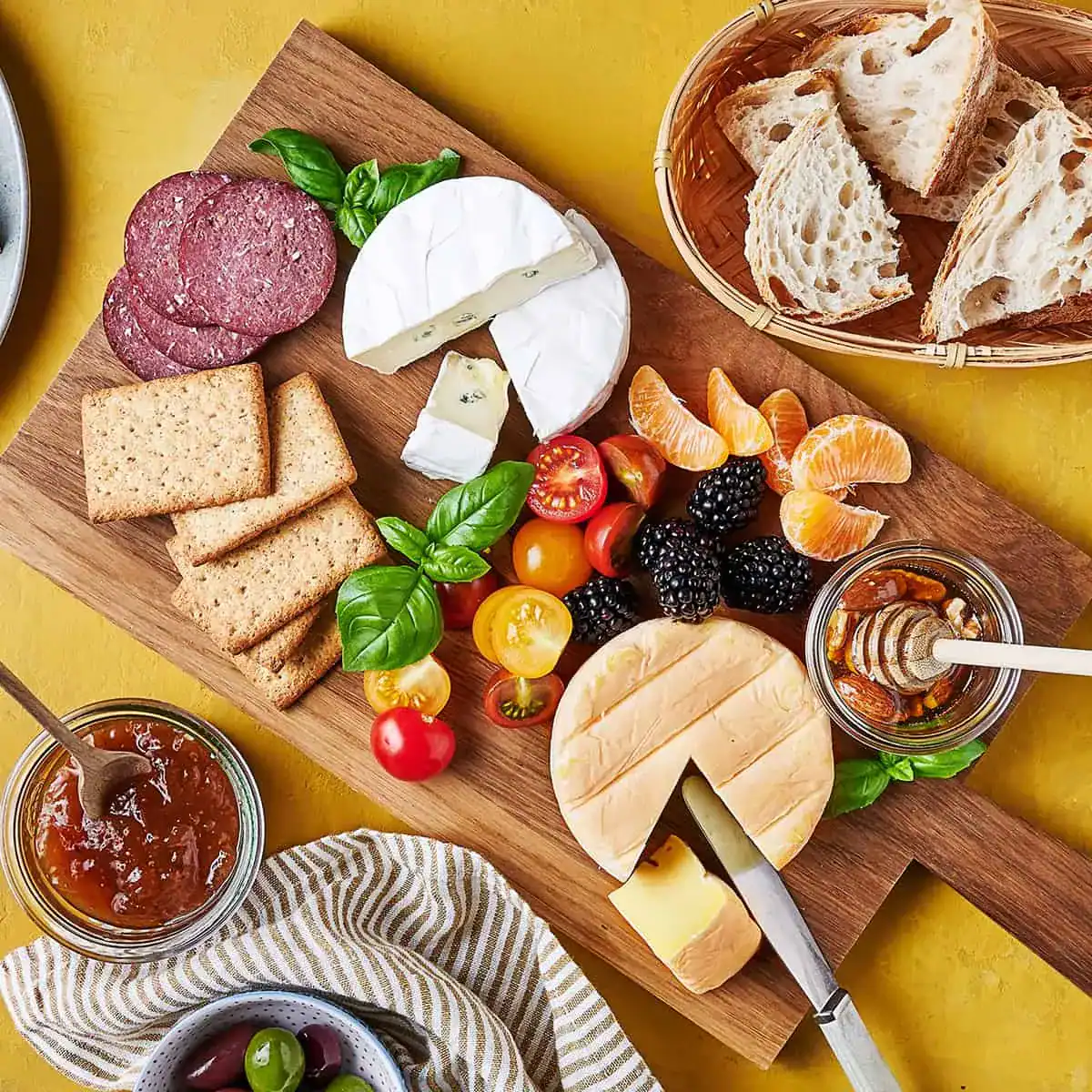 Red Brie & Camembert Cheese Snack Board - Emborg Malaysia
