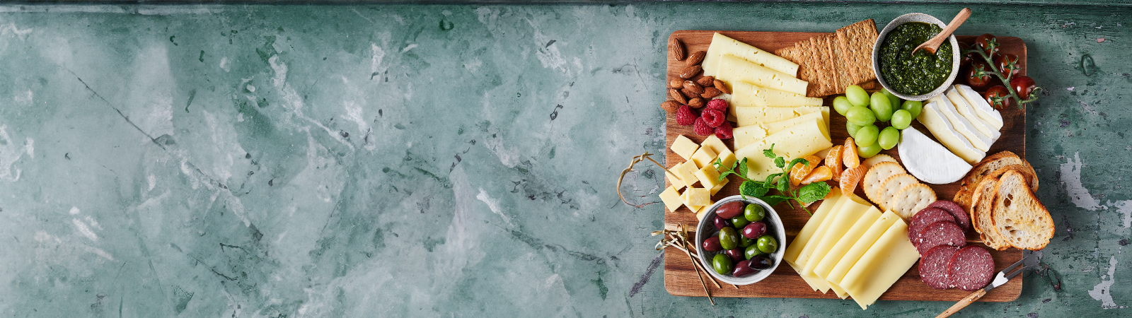 Beginner-friendly Cheese Board - Emborg
