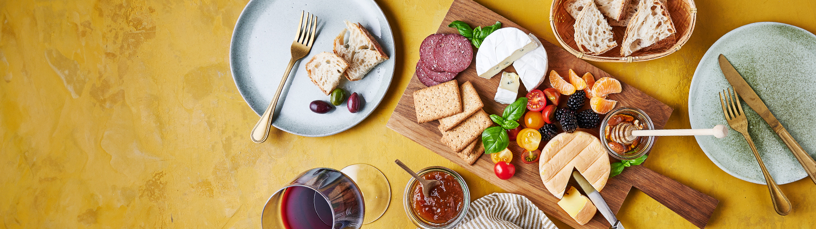 Red &amp; Blue Brie Cheese Snack Board - Emborg 