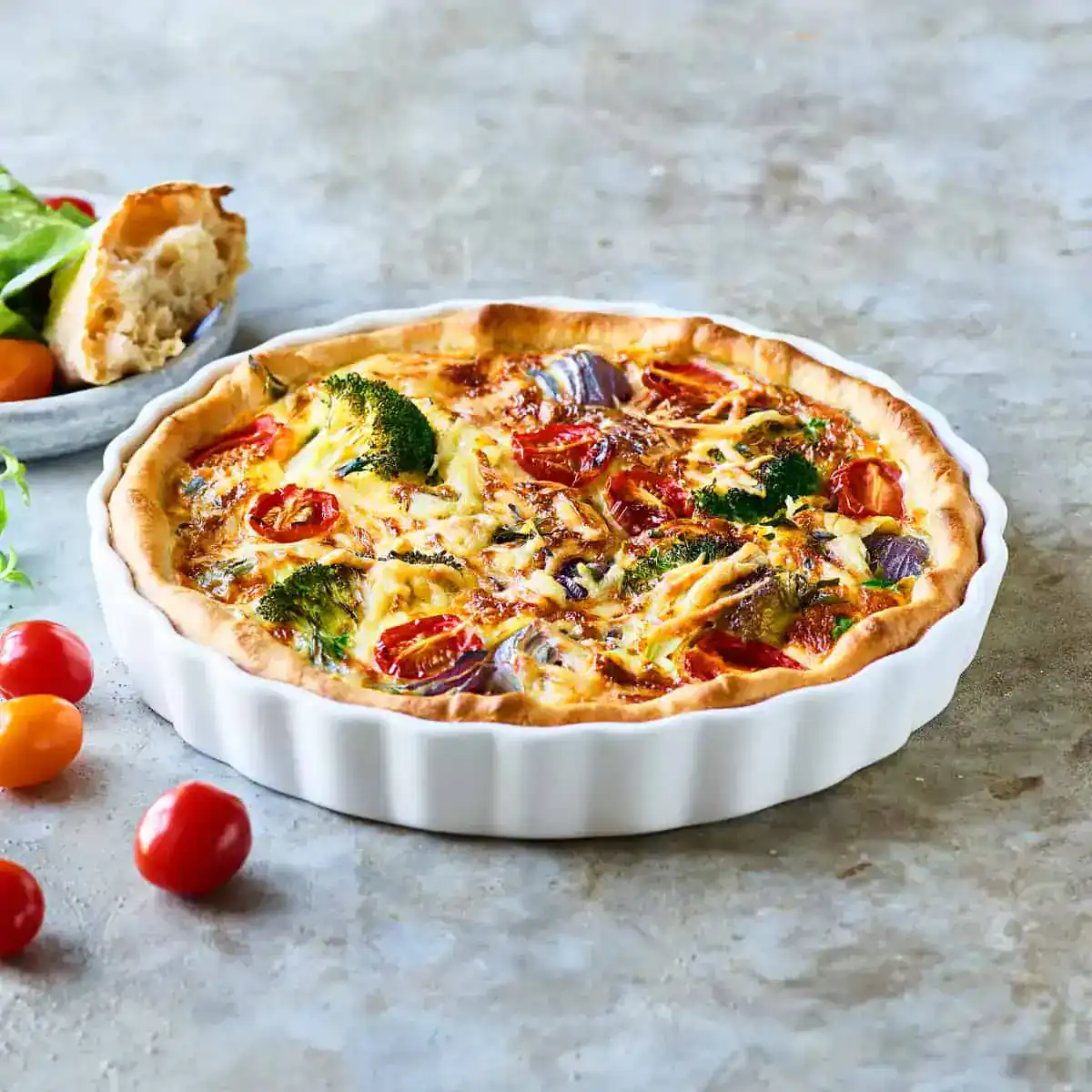 คีชบรอกโคลี มะเขือเทศ และชีส 3 ชนิด (Broccoli, Tomato & 3 Cheese Quiche) - Emborg 