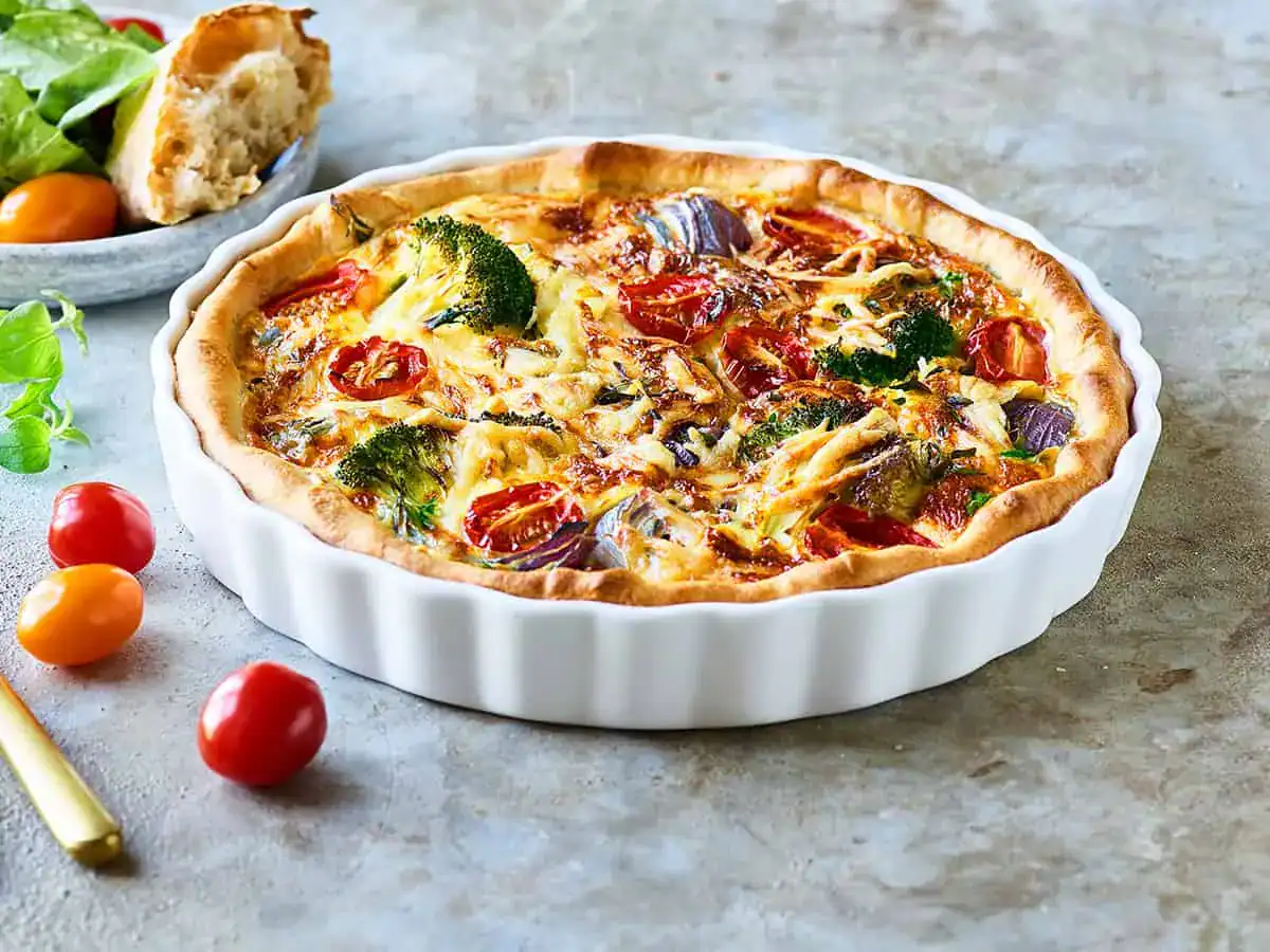 คีชบรอกโคลี มะเขือเทศ และชีส 3 ชนิด (Broccoli, Tomato &amp; 3 Cheese Quiche) - Emborg 